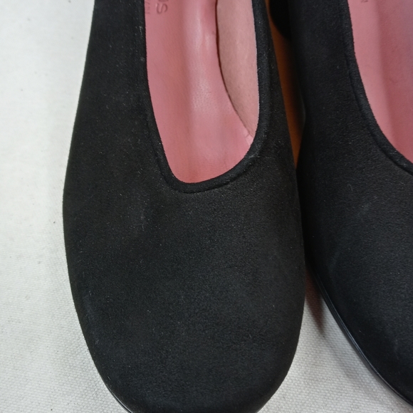 Andre Assous "Gayla" women's black suede 2" heel w - Picture 6 of 9